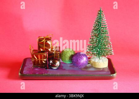shopping online per natale con scatole regalo, decorazioni natalizie e smartphone, spazio per copie gratuite Foto Stock