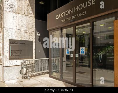 Caxton House, ingresso visitatori per il cartello del Department for Work & Pensions e porte incassate dal marciapiede. Più comunemente noti come uffici governativi DWP. Negli ultimi tempi la comunità dei disabili è stata in conflitto con il DWP per potenziali tagli al welfare. Crediti: Stephen Bell/Alamy Foto Stock