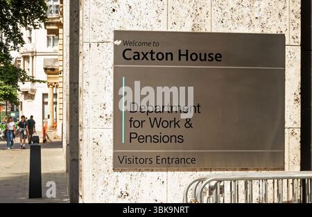 Caxton House, ingresso visitatori per il cartello del Department for Work & Pensions e porte incassate dal marciapiede. Più comunemente noti come uffici governativi DWP. Negli ultimi tempi la comunità dei disabili è stata in conflitto con il DWP per potenziali tagli al welfare. Crediti: Stephen Bell/Alamy Foto Stock