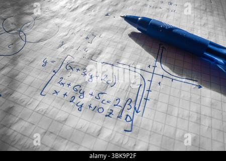Formule matematiche scritte in una foto ravvicinata di un taccuino Foto Stock