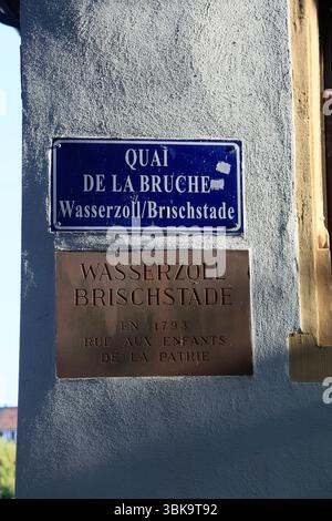 Ponts couverts, Brücke über einen Arm des Fluß ill, Strassenschild Quai de la Bruche Wasserzoll, Altstadt Straßburg Strasbourg, Departement Bas-Rhin, Elsass Alsazia, Region Grand Est, Frankreich *** Ponts couverts, ponte su un ramo del fiume Ill, cartello stradale Quai de la Bruche dogana dell'acqua, città vecchia Strasburgo Strasburgo, dipartimento Bas Rhin, Alsazia, regione Grand Est, Francia Foto Stock