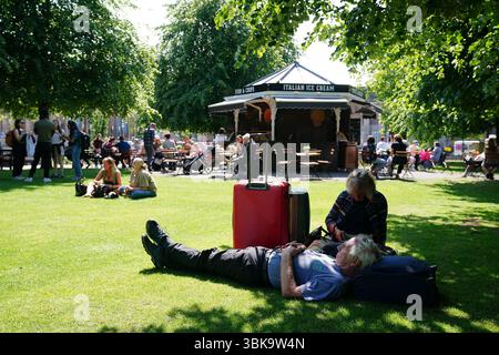 Persone che amano il clima caldo nei Princes Street Gardens di Edimburgo. Le temperature potrebbero raggiungere i 33C questo fine settimana, mentre parti del Regno Unito si crogiolano in un'ondata di caldo. Data foto: Giovedì 19 giugno 2025. Foto Stock