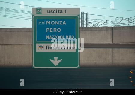 Milano, Italia - 27 dicembre 2023 una veduta dell'autostrada di milano in una giornata nuvolosa con un cartello di uscita per monza pero e mazzo di rho vicino fieramilano in Foto Stock
