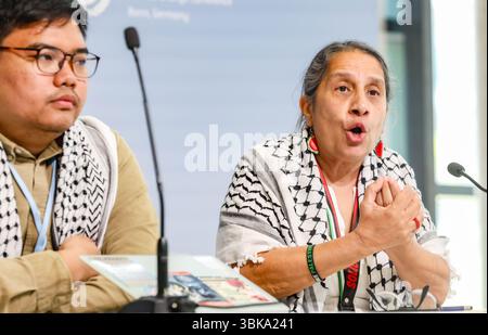 Bonn, Germania, Germania. 18 giugno 2025. TASEEM ESSOP di CAN, indossando un keffiyeh, mette le mani insieme mentre parla del ruolo della società civile nel più ampio panorama dell'attivismo climatico e dell'ambientalismo""riconoscendo che, mentre i due non sempre si allineano, la società civile rimane essenziale per promuovere la comprensione, il progresso e l'inclusione all'SB62 di Bonn. (Credit Image: © Bianca Otero/ZUMA Press Wire) SOLO PER USO EDITORIALE! Non per USO commerciale! Foto Stock
