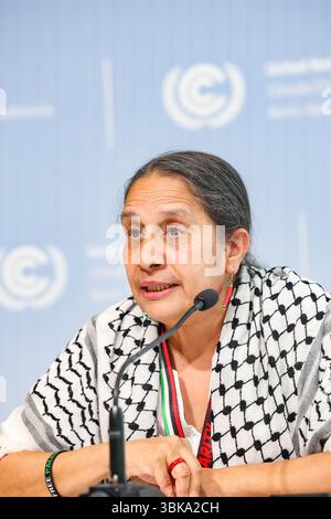 Bonn, Germania, Germania. 18 giugno 2025. TASEEM ESSOP di CAN, indossando un keffiyeh, parla del ruolo della società civile nel più ampio panorama dell'attivismo climatico e dell'ambientalismo""riconoscendo che, mentre i due non sempre si allineano, la società civile rimane essenziale per promuovere la comprensione, il progresso e l'inclusione nell'SB62 tenutosi a Bonn. (Credit Image: © Bianca Otero/ZUMA Press Wire) SOLO PER USO EDITORIALE! Non per USO commerciale! Foto Stock