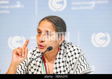 Bonn, Germania, Germania. 18 giugno 2025. TASEEM ESSOP di CAN, indossando un keffiyeh, parla del ruolo della società civile nel più ampio panorama dell'attivismo climatico e dell'ambientalismo""riconoscendo che, mentre i due non sempre si allineano, la società civile rimane essenziale per promuovere la comprensione, il progresso e l'inclusione nell'SB62 tenutosi a Bonn. (Credit Image: © Bianca Otero/ZUMA Press Wire) SOLO PER USO EDITORIALE! Non per USO commerciale! Foto Stock