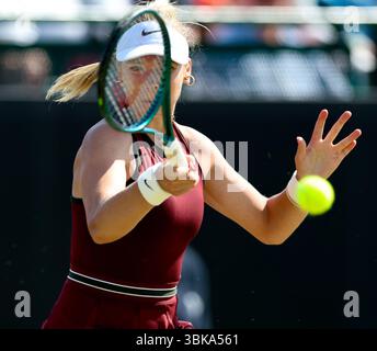 Katie Boulter (GBR) nella sua partita contro Sonay Kartal (GBR) nel round del 16 durante il round di qualificazione del giorno 2 del Lexus Nottingham Open Tennis Open il 14 giugno 2025 Foto Stock
