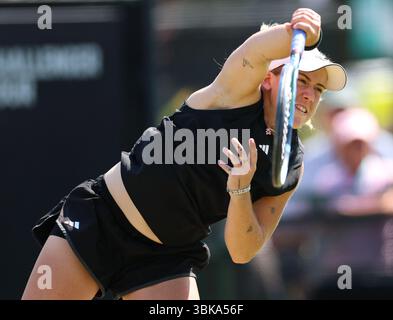 Sonay Kartal (GBR) nella sua partita contro Katie Boulter (GBR) nel round di 16 durante il round di qualificazione del giorno 2 del Lexus Nottingham Open Tennis Open il 14 giugno 2025 Foto Stock