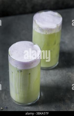 Latte Matcha freddo freddo freddo con schiuma fredda Foto Stock