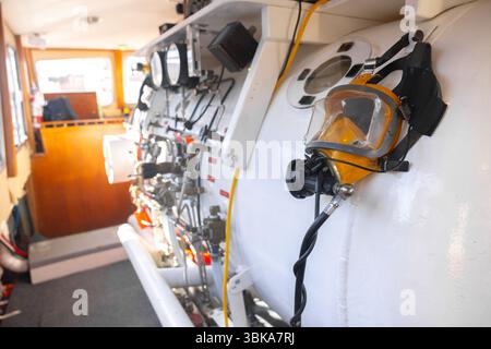 Vista laterale della camera iperbarica con dettaglio di valvole e tubi Foto Stock
