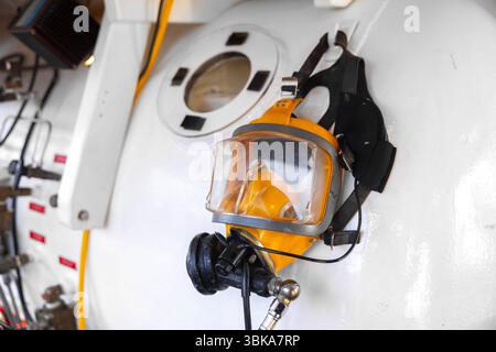 Vista laterale della camera iperbarica con dettaglio di valvole e tubi Foto Stock