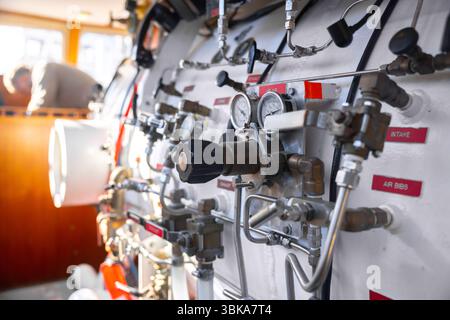 Vista laterale della camera iperbarica con dettaglio di valvole e tubi Foto Stock