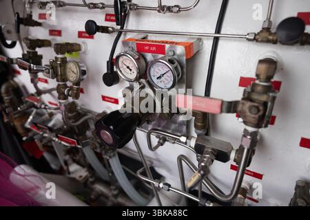 Vista laterale della camera iperbarica con dettaglio di valvole e tubi Foto Stock
