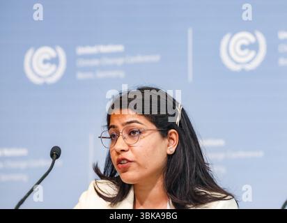 Bonn, Germania, Germania. 18 giugno 2025. NIHARIKA KAPOOR, Indian Youth Climate Network, all'SB62 tenutosi a Bonn, parla in un panel dell'importanza di una transizione giusta nell'alimentazione e nell'agricoltura e delle popolazioni emarginate più vulnerabili ai cambiamenti climatici e ai cambiamenti politici. (Credit Image: © Bianca Otero/ZUMA Press Wire) SOLO PER USO EDITORIALE! Non per USO commerciale! Foto Stock