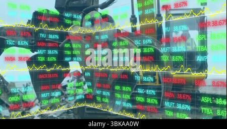Ispezione di due uomini che indossano giubbotti per regolare i comandi dell'escavatore sul luogo di lavoro, con sovrapposizione delle scorte. Edilizia, infrastrutture, industria, macchinari, t Foto Stock