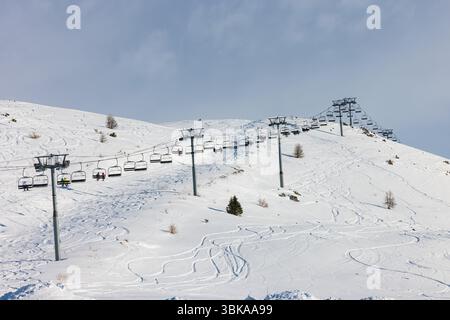 Stazione sciistica con skilift sulle piste innevate Foto Stock