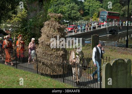 Carshalton, Surrey, il ponte sui laghetti. Straw Jack è una celebrazione semi pagana del raccolto del XXI secolo. L'enorme Straw Jack è condotto intorno ai confini della città, visitando tutti i pub, da due hippie bianchi barbuti degli ultimi giorni del 1970 con il loro personale di ufficio e incoronati in allori. Inghilterra 2 settembre 2017 2010s Regno Unito HOMER SYKES Foto Stock