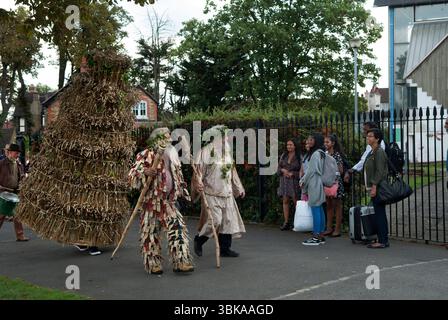 Festival di Straw Jack a Carshalton. Straw Jack è una celebrazione semi pagana del raccolto del XXI secolo. L'enorme Straw Jack è condotto intorno ai confini della città, visitando tutti i pub, da due hippie bianchi barbuti degli ultimi giorni del 1970 con il loro personale di ufficio e incoronati in allori. Carshalton, Surrey, South London, Inghilterra 2 settembre 2017 2010s UK HOMER SYKES Foto Stock