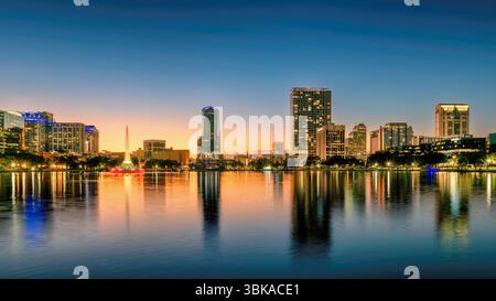 Skyline della città al tramonto a Orlando, Florida, Stati Uniti Foto Stock