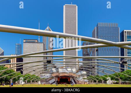 Vista del centro di Chicago dal Millennium Park, Chicago, Illinois, Stati Uniti Foto Stock