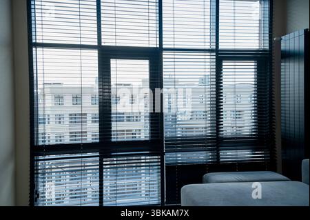 enorme finestra panoramica con tende. luce attraverso le tende Foto Stock