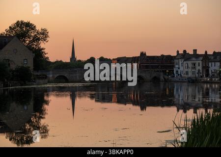 Golden Sunset a St Ives Old Bridge, Cambridgeshire, Regno Unito Foto Stock