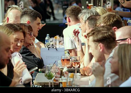 Glasgow, Scozia, Regno Unito. 19 giugno 2025. Tempo nel Regno Unito: Soleggiato mentre le temperature aumentano nel vero tempo estivo nel centro della città. Credit Gerard Ferry/Alamy Live News Foto Stock