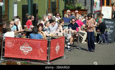 Glasgow, Scozia, Regno Unito. 19 giugno 2025. Tempo nel Regno Unito: Soleggiato mentre le temperature aumentano nel vero tempo estivo nel centro della città. Credit Gerard Ferry/Alamy Live News Foto Stock