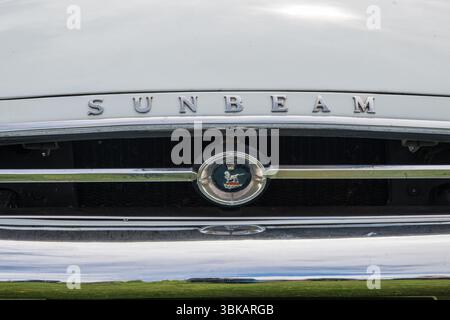 Primo piano della griglia del radiatore e dei loghi di una Sunbeam Alpine del 1965 Foto Stock