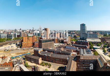 Vista panoramica dall'alto sopra il centro di Leeds nel West Yorkshire, Regno Unito, con moderni grattacieli e collegamenti di trasporto alla stazione ferroviaria Foto Stock