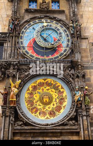 Praga, Repubblica Ceca, 5 agosto 2023. L'orologio astronomico è una delle principali attrazioni della città vecchia. Bel colpo in formato verticale. Viaggia de Foto Stock