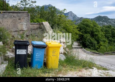 Rifiuti e contenitori di riciclaggio in Croazia Foto Stock