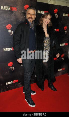 Jason Durr e sua figlia Blossom alla serata della stampa musicale "Hadestown", The Lyric Theatre, Shaftesbury Avenue, mercoledì 21 febbraio 2024 a Londra, Inghilterra, Regno Unito. CAP/CAN ©CAN/Capital Pictures Foto Stock