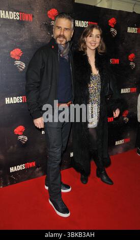 Jason Durr e sua figlia Blossom alla serata della stampa musicale "Hadestown", The Lyric Theatre, Shaftesbury Avenue, mercoledì 21 febbraio 2024 a Londra, Inghilterra, Regno Unito. CAP/CAN ©CAN/Capital Pictures Foto Stock