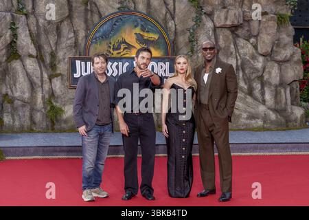 Regista Gareth Edwards, Jonathan Bailey, Scarlett Johansson e Mahershala Ali alla prima tedesca del film d'avventura Jurassic World, The Rebir Foto Stock