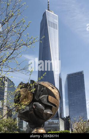USA, New York City, Ground zero, scultura The Sphere di Tom Koenig, One World Tower, Nord America Foto Stock
