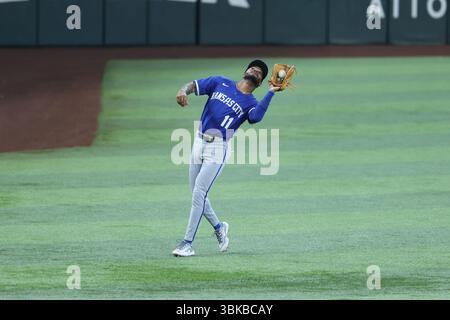 Arlington, Texas, Stati Uniti. 19 giugno 2025. Maikel Garcia (11), terza base dei Kansas City Royals, campo di un fly ball durante una partita tra i Kansas City Royals e i Texas Rangers al Globe Life Field di Arlington, Texas. Freddie Beckwith/CSM/Alamy Live News Foto Stock