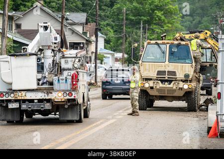 17 giugno 2025 - Tridelphia, West Virginia, USA - i membri della Guardia Nazionale della Virginia Occidentale conducono missioni di recupero delle inondazioni vicino a Tridelphia, West Virginia, 17 giugno 2025. Il governatore della Virginia Occidentale Patrick Morrisey ha dichiarato lo stato di emergenza per Ohio County, West Virginia, dopo che un evento di inondazione mortale ha causato enormi danni all'interno della contea. I soldati della 115th Engineer Vertical Construction Company, 119th Engineer Company (SAPPER), 601st Engineer Support Company e 863rd Military Police Company stanno assistendo la gestione locale delle emergenze, i soccorritori e il personale dei lavori pubblici Foto Stock