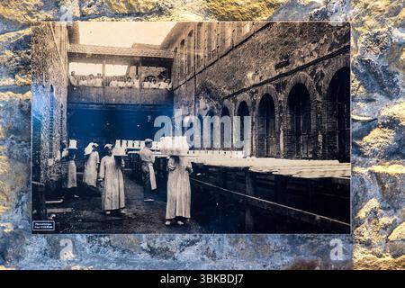 La vecchia cartolina del museo Four des Casseaux di Limoges mostra una fotografia di Paul Colmar: Lavoratrici in una fabbrica di porcellane che trasportano gli spazi vuoti. Rue Donzelot, Limoges, Nouvelle-Aquitaine, Francia Foto Stock