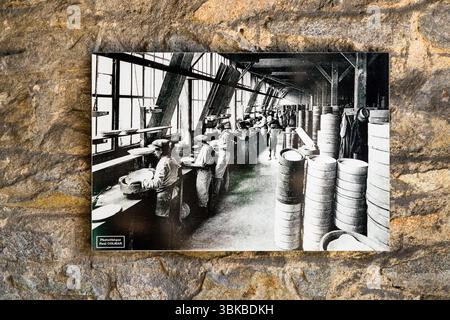 Una vecchia cartolina del museo Four des Casseaux di Limoges mostra una foto di Paul Colmar: Gli operai collocano i vuoti di porcellana in uno stampo protettivo di argilla prima della seconda cottura. Rue Donzelot, Limoges, Nouvelle-Aquitaine, Francia Foto Stock