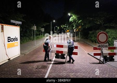 DEN HAAG - la polizia militare reale sta erigendo una recinzione intorno al Forum Mondiale dove è in vigore un ordine di emergenza a causa del prossimo vertice NATO, chiudendo completamente l'area. L'area è accessibile solo a coloro che partecipano direttamente al vertice NATO. ANP RAMON VAN FLYMEN netherlands Out - belgio Out Foto Stock