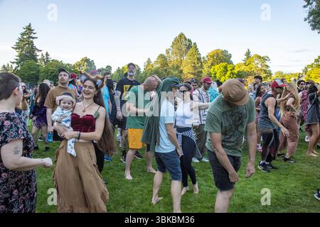 18 GIUGNO 2025 - PORTLAND, OR: Un evento di danza della comunità gratuita, il Mount Tabor Dance Party, si tiene al Peninsula Park con grandi gruppi di persone che si godono la serata. Foto Stock