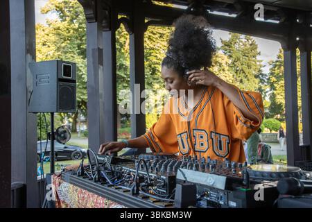 18 GIUGNO 2025 - PORTLAND, OR: Un evento di danza della comunità gratuita, il Mount Tabor Dance Party, si tiene al Peninsula Park con grandi gruppi di persone che si godono la serata. Foto Stock