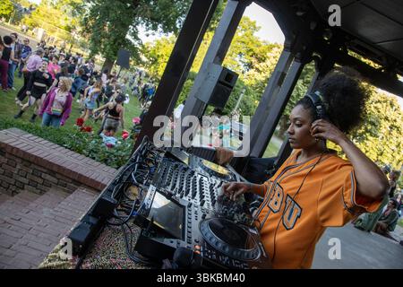 18 GIUGNO 2025 - PORTLAND, OR: Un evento di danza della comunità gratuita, il Mount Tabor Dance Party, si tiene al Peninsula Park con grandi gruppi di persone che si godono la serata. Foto Stock
