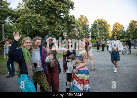 18 GIUGNO 2025 - PORTLAND, OR: Un evento di danza della comunità gratuita, il Mount Tabor Dance Party, si tiene al Peninsula Park con grandi gruppi di persone che si godono la serata. Foto Stock