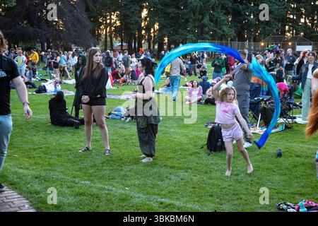 18 GIUGNO 2025 - PORTLAND, OR: Un evento di danza della comunità gratuita, il Mount Tabor Dance Party, si tiene al Peninsula Park con grandi gruppi di persone che si godono la serata. Foto Stock