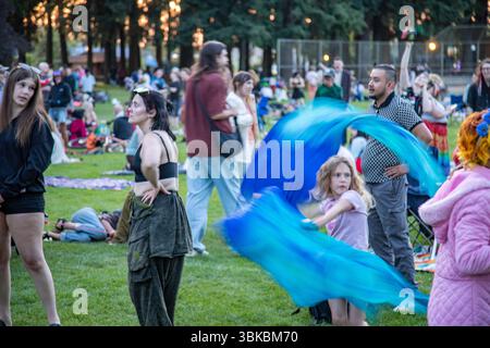 18 GIUGNO 2025 - PORTLAND, OR: Un evento di danza della comunità gratuita, il Mount Tabor Dance Party, si tiene al Peninsula Park con grandi gruppi di persone che si godono la serata. Foto Stock