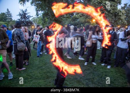 18 GIUGNO 2025 - PORTLAND, OR: Un evento di danza della comunità gratuita, il Mount Tabor Dance Party, si tiene al Peninsula Park con grandi gruppi di persone che si godono la serata. Foto Stock
