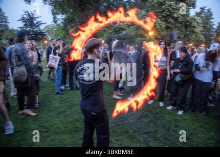 18 GIUGNO 2025 - PORTLAND, OR: Un evento di danza della comunità gratuita, il Mount Tabor Dance Party, si tiene al Peninsula Park con grandi gruppi di persone che si godono la serata. Foto Stock