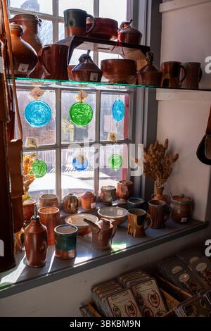 Mostre d'arte e artigianato nel quartiere storico di Old Salem a Winston-Salem, North Carolina. Foto Stock